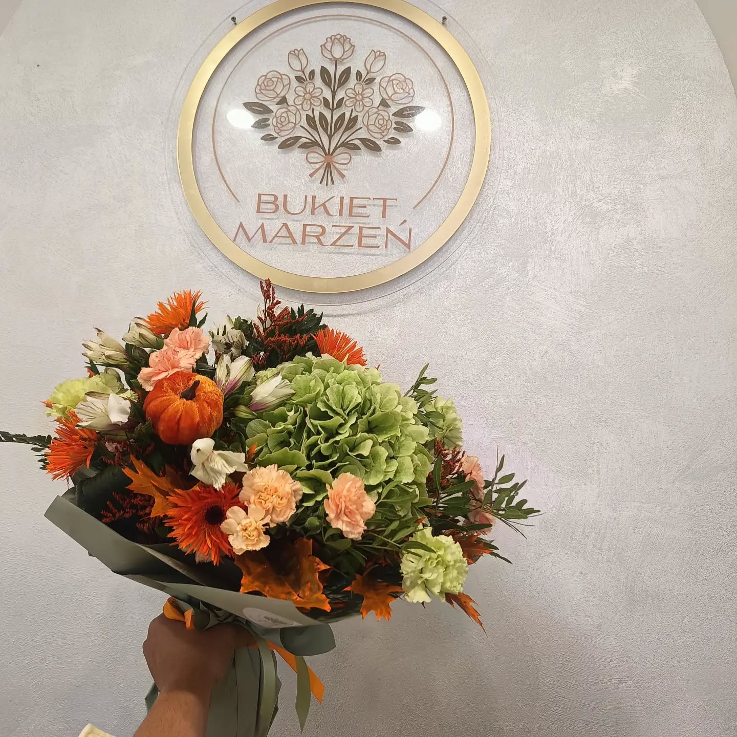 Bukiet z zieloną hortensją i pomarańczowymi kwiatami w kwiaciarni Bukiet Marzeń